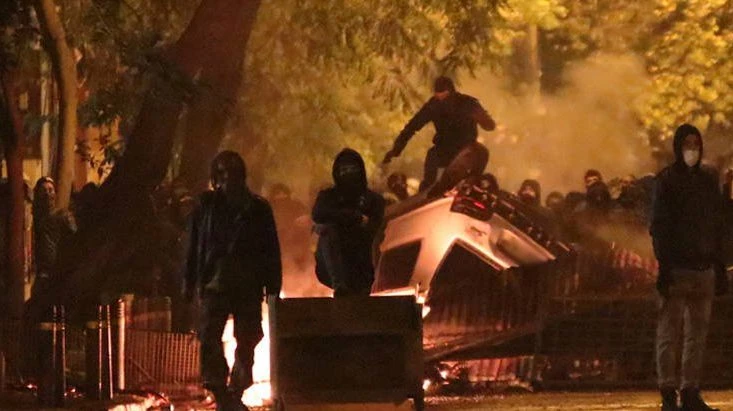 Κουκουλοφόροι αναποδογύρισαν αυτοκίνητο στη Στουρνάρη (εικόνες)